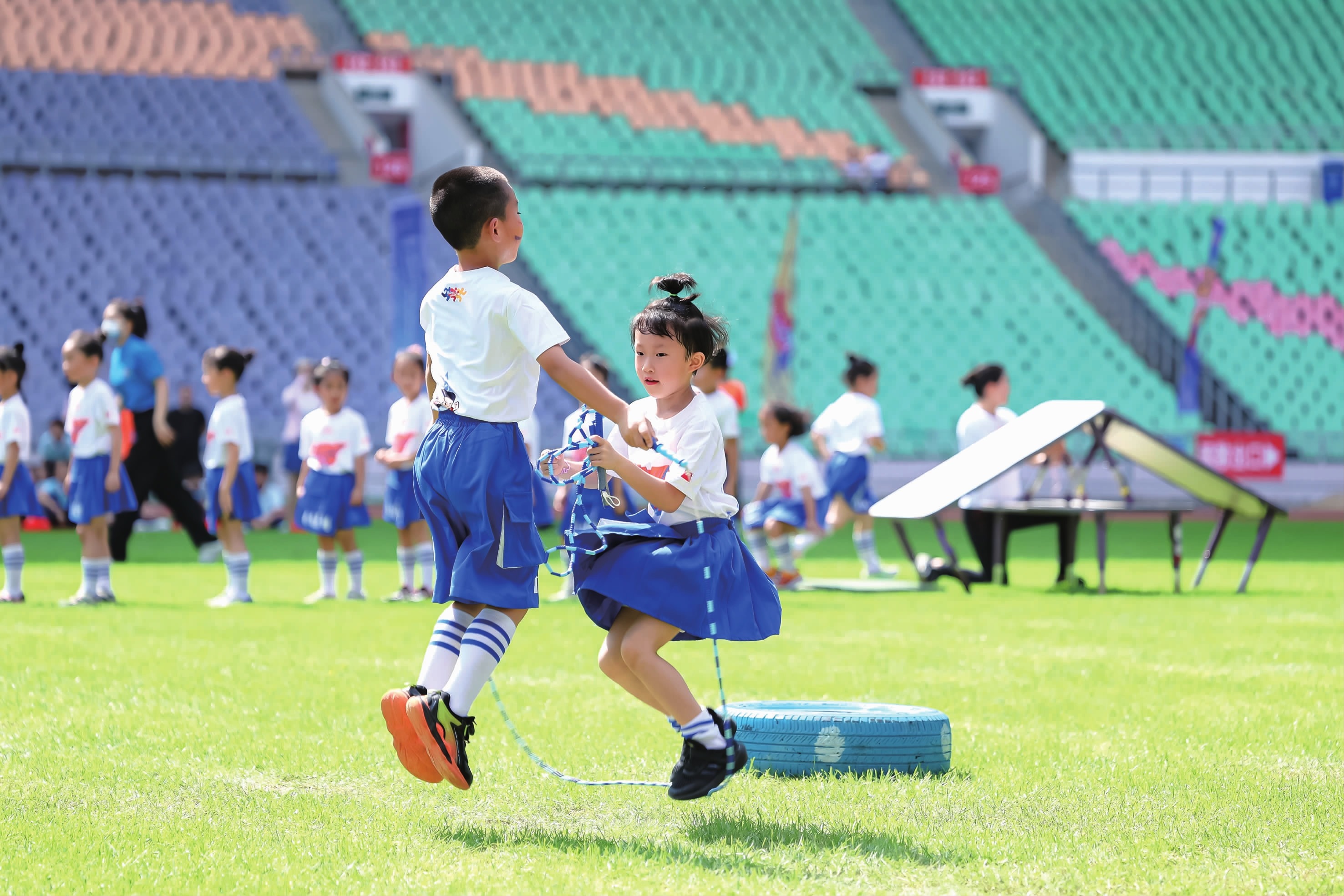 [天下足球]罗杰斯双响 阿斯顿维拉击败曼联